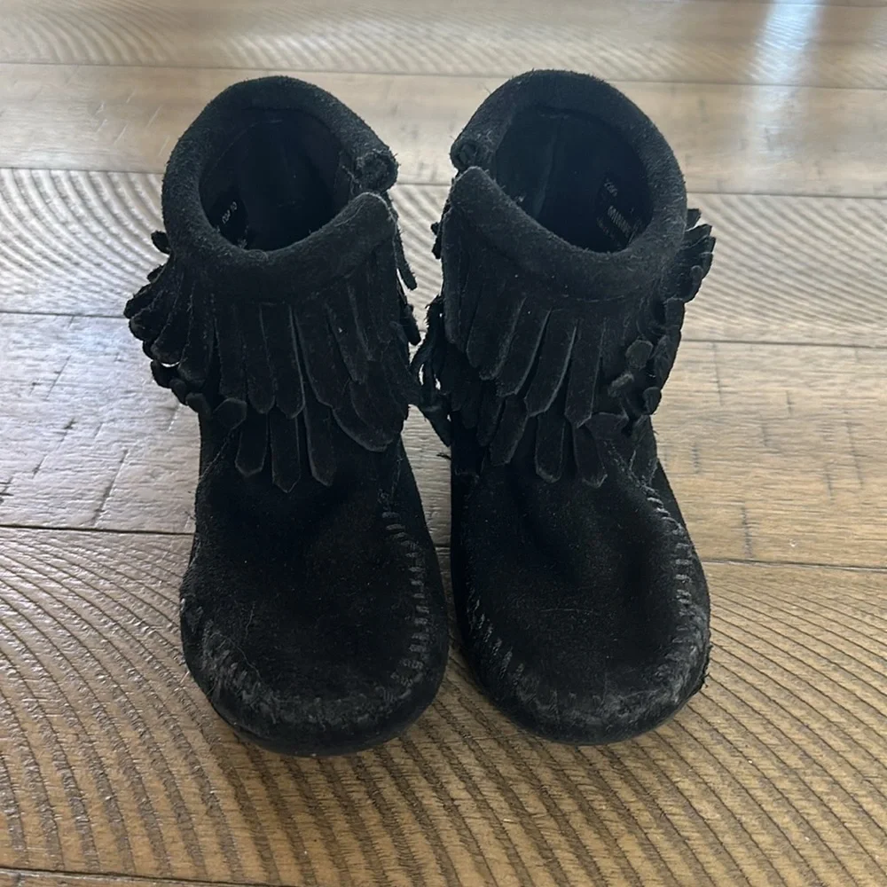 MINNETONKA CHILD SIZE 7 TODDLER BLACK BOOTS